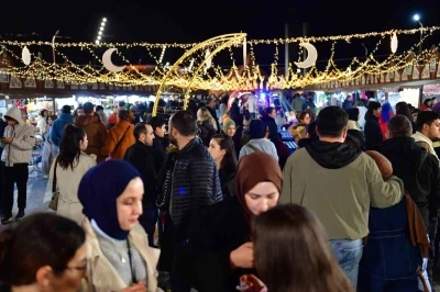 Osmangazi meydanı&rsquo;nda ramazan coşkusu s&uuml;r&uuml;yor
