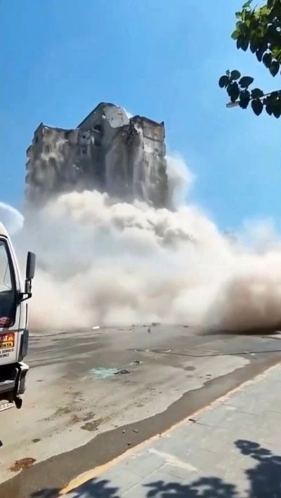 Osmaniye’de 11 katlı binanın yıkım anı cep telefonu kamerasına yansıdı
