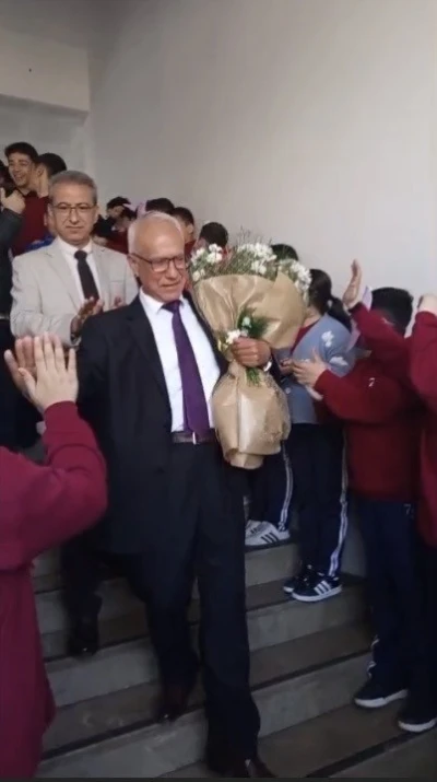 Osmaniye&rsquo;de 43 yıllık eğitim neferine duygusal uğurlama
