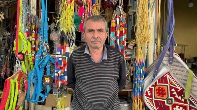 Osmaniye&rsquo;de 48 yıllık sara&ccedil; ustası mesleğini k&ouml;pek tasmasıyla yaşatıyor
