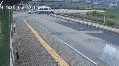 Osmaniye&rsquo;de alt ge&ccedil;itte kaza kamerada: Otomobil ile minib&uuml;s &ccedil;arpıştı

