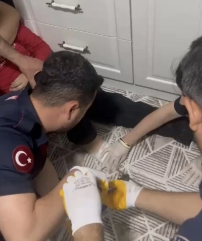 Osmaniye&rsquo;de ayağına mangal şişi saplanan &ccedil;ocuk hastaneye kaldırıldı
