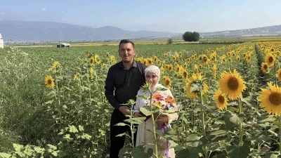 Osmaniye&rsquo;de ay&ccedil;i&ccedil;eği tarlaları yeni evli &ccedil;iftlerin g&ouml;zdesi oldu
