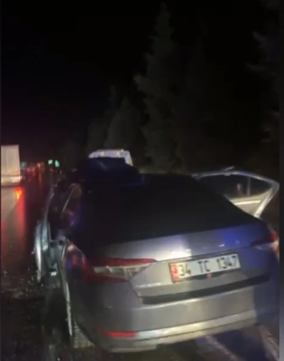 Osmaniye&rsquo;de bariyerlere &ccedil;arpan otomobil hurdaya d&ouml;nd&uuml;: 3 yaralı
