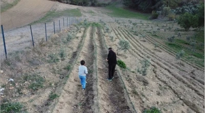 Osmaniye&rsquo;de depremi yaşadı, toprağa tutundu

