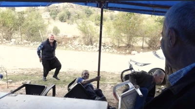 Osmaniye’de düğünde sandalyeler domino taşı gibi devrildi
