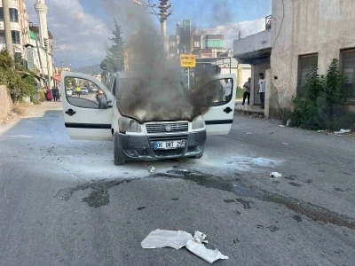 Osmaniye’de hafif ticari araç alev alev yandı
