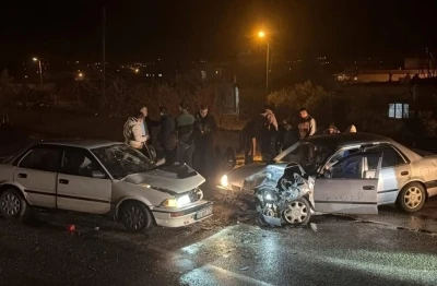 Osmaniye&rsquo;de iki otomobil kafa kafaya &ccedil;arpıştı: 4 yaralı
