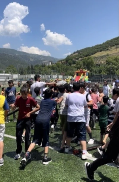 Osmaniye&rsquo;de itfaiyeden &ccedil;ocuklara serinleten s&uuml;rpriz
