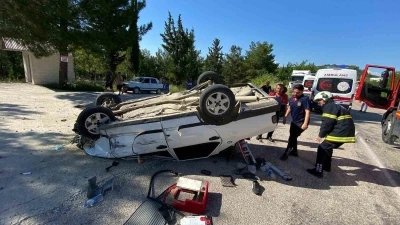 Osmaniye&rsquo;de kontrolden &ccedil;ıkan ara&ccedil; takla attı: 2 yaralı
