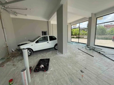 Osmaniye&rsquo;de  kontrolden &ccedil;ıkan otomobil d&uuml;kkana girdi: 1 yaralı
