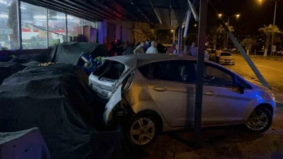Osmaniye&rsquo;de kontrolden &ccedil;ıkan otomobil marketin manav b&ouml;l&uuml;m&uuml;ne girdi
