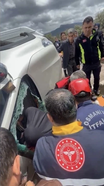 Osmaniye&rsquo;de kontrolden &ccedil;ıkan pikap yan yattı: 2 yaralı
