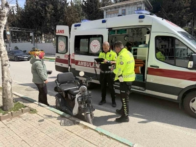Osmaniye&rsquo;de kontrolden &ccedil;ıkan şarjlı motosiklet kaldırıma &ccedil;arptı: 1 yaralı
