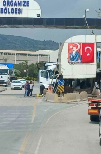 Osmaniye&rsquo;de kontrolden &ccedil;ıkan tır gişeye &ccedil;arptı: 1 yaralı
