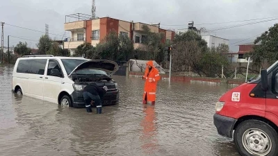 Osmaniye&rsquo;de kuvvetli yağış: Yollar suyla doldu, ara&ccedil;lar yolda kaldı
