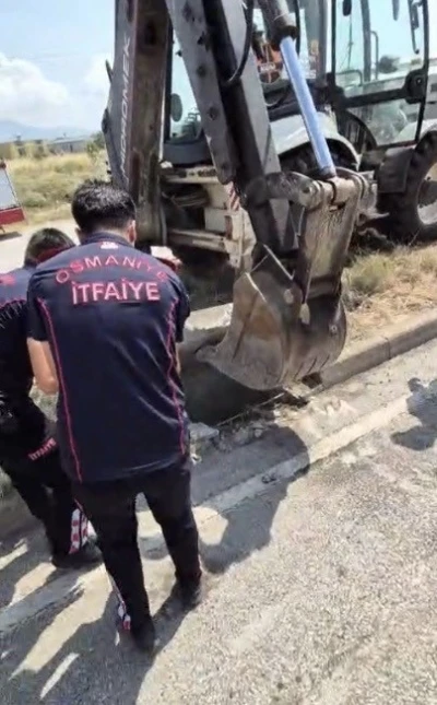 Osmaniye&rsquo;de mazgala d&uuml;şen yavru kedi itfaiye ekiplerince kurtarıldı
