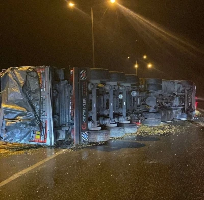 Osmaniye’de mısır yüklü kamyon devrildi: 1 yaralı
