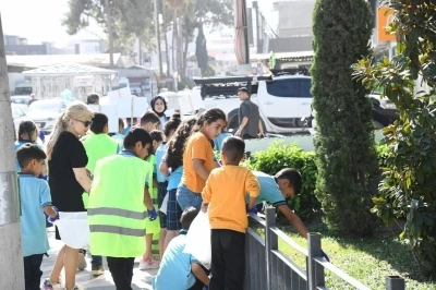 Osmaniye’de öğrenciler caddede yere atılan sigara izmaritlerini topladı
