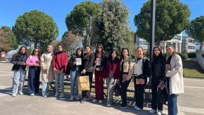 Osmaniye&rsquo;de &ouml;ğrenciler Kadınlar G&uuml;n&uuml;&rsquo;nde g&uuml;l şeklinde mum dağıttı
