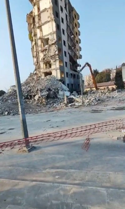 Osmaniye’de orta hasarlı bina tek dokunuşta yıkıldı
