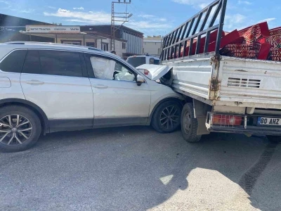 Osmaniye&rsquo;de otomobil ile pikap &ccedil;arpıştı 2 yaralı
