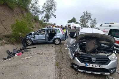Osmaniye&rsquo;de otomobil ile ticari ara&ccedil; &ccedil;arpıştı: 6 yaralı
