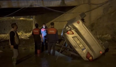 Osmaniye&rsquo;de otomobil k&ouml;pr&uuml;den su kanalına u&ccedil;tu: 3 yaralı
