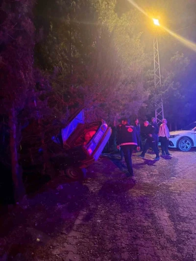 Osmaniye’de otomobil uçuruma düşmekten ağaç sayesinde kurtuldu: 3 yaralı
