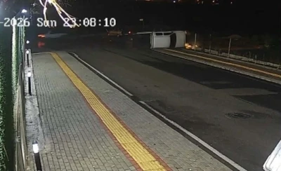 Osmaniye&rsquo;de otomobille &ccedil;arpışan kamyonet yan yattı: 2 yaralı
