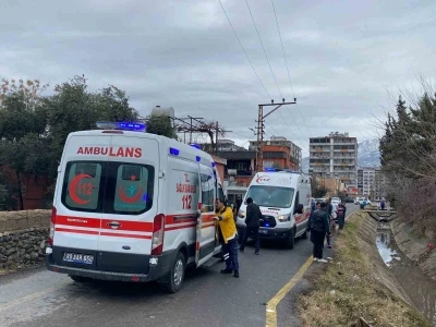 Osmaniye&rsquo;de otomobille &ccedil;arpışan motosiklet kanala d&uuml;şt&uuml;: 2 yaralı
