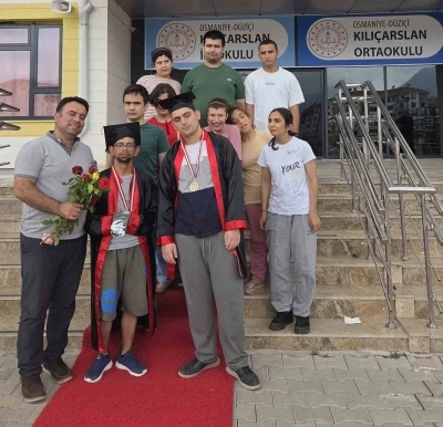 Osmaniye&rsquo;de &ouml;zel &ouml;ğrencilerin mezuniyet sevinci
