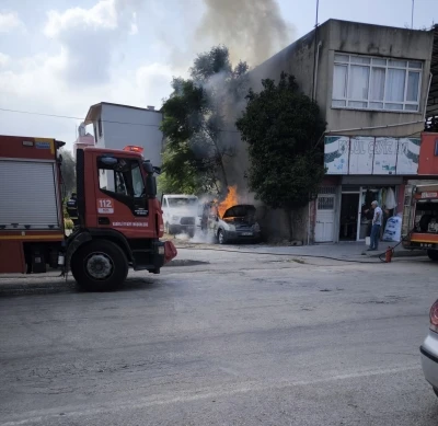 Osmaniye&rsquo;de park halindeki hafif ticari ara&ccedil; yandı
