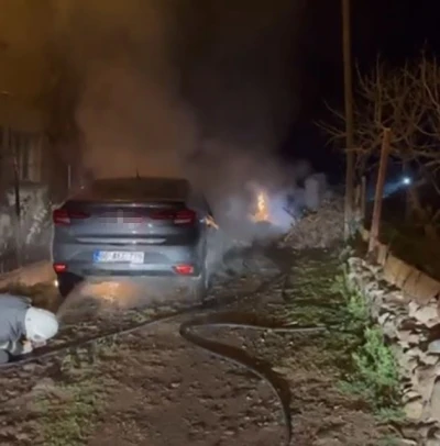 Osmaniye&rsquo;de park halindeki otomobilde &ccedil;ıkan yangın s&ouml;nd&uuml;r&uuml;ld&uuml;
