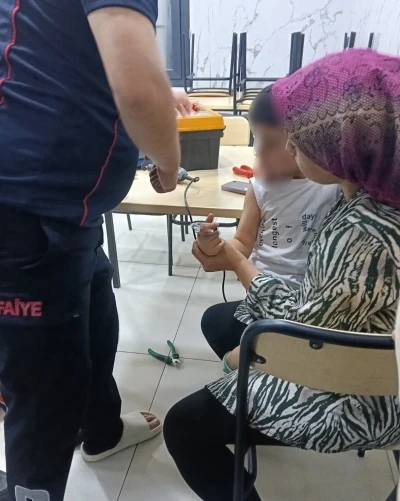 Osmaniye&rsquo;de parmağı duş başlığına sıkışan &ccedil;ocuğu itfaiye kurtardı
