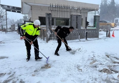 Osmaniye&rsquo;de polisler k&uuml;rek aldı, vatandaşın yolunu a&ccedil;tı
