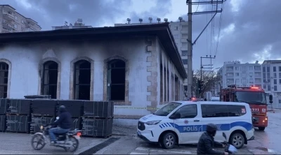 Osmaniye&rsquo;de restorasyonu yapılan asırlık okulda &ccedil;ıkan yangın s&ouml;nd&uuml;r&uuml;ld&uuml;
