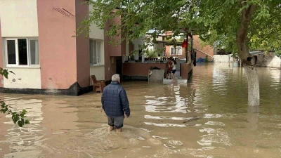 Osmaniye&rsquo;de sağanak etkili oldu, evleri ve tarlaları su bastı
