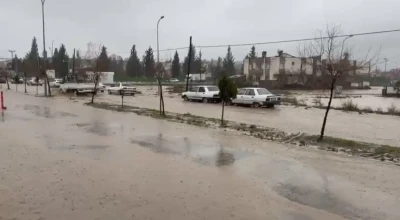 Osmaniye&rsquo;de servis aracı mahsur kaldı, bir&ccedil;ok b&ouml;lgede su taşkını yaşandı
