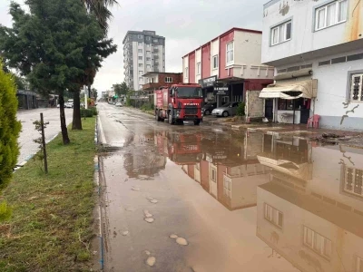 Osmaniye&rsquo;de şiddetli yağış etkili oldu yollar kapandı
