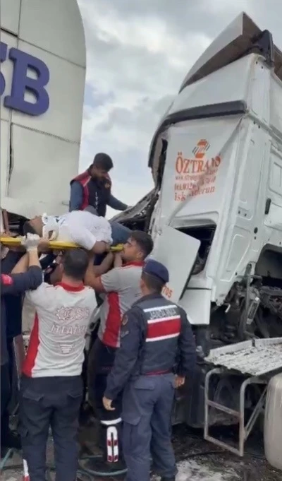 Osmaniye&rsquo;de tır OSB giriş kapısına &ccedil;arptı, s&uuml;r&uuml;c&uuml; kabinde sıkıştı
