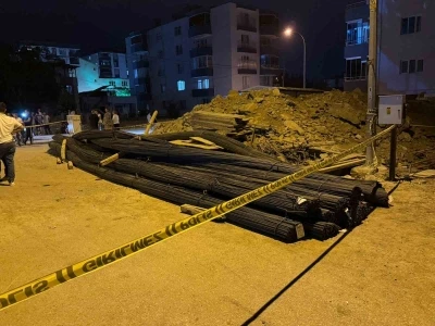 Osmaniye’de tırdaki demirler motosikletin üzerine devrildi: 2 yaralı
