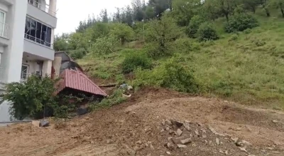 Osmaniye&rsquo;de toprak kayması: Prefabrik ev devrildi, trakt&ouml;r g&ouml;&ccedil;&uuml;k altında kaldı
