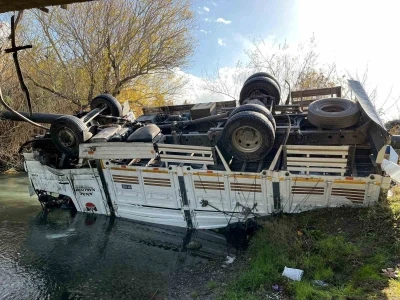 Osmaniye&rsquo;de turp y&uuml;kl&uuml; kamyon dereye devrildi
