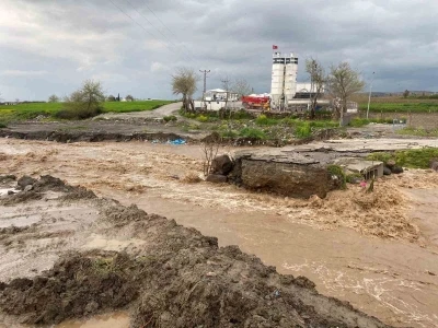 Osmaniye&rsquo;de yağış felaketi: Yollar kapandı, ulaşım aksadı
