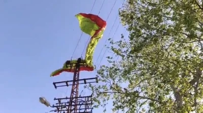 Osmaniye&rsquo;de yama&ccedil; paraş&uuml;t&uuml; pilotu iniş sırasında elektrik tellerine takıldı
