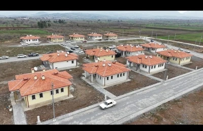 Osmaniye&rsquo;de yapımı tamamlanan k&ouml;y evleri hak sahiplerine teslim edildi
