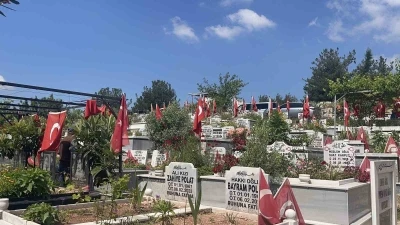 Osmaniye deprem şehitliğinde h&uuml;z&uuml;nl&uuml; bayram
