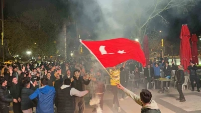 Osmaniyeliler meşalelerle tarihi zaferi kutladı
