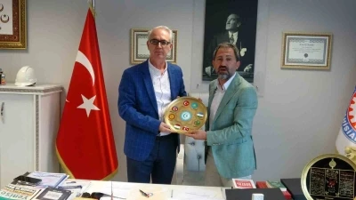 Osmanlı&rsquo;dan g&uuml;n&uuml;m&uuml;ze ulaşan Ahi sancağı T&uuml;rkiye ile Kosova&rsquo;yı buluşturdu
